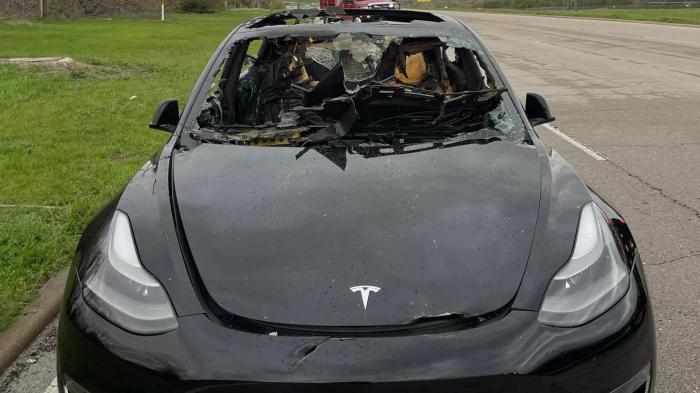 Tesla Model 3 πήρε φωτιά από μέσα και «καρβούνιασε» 